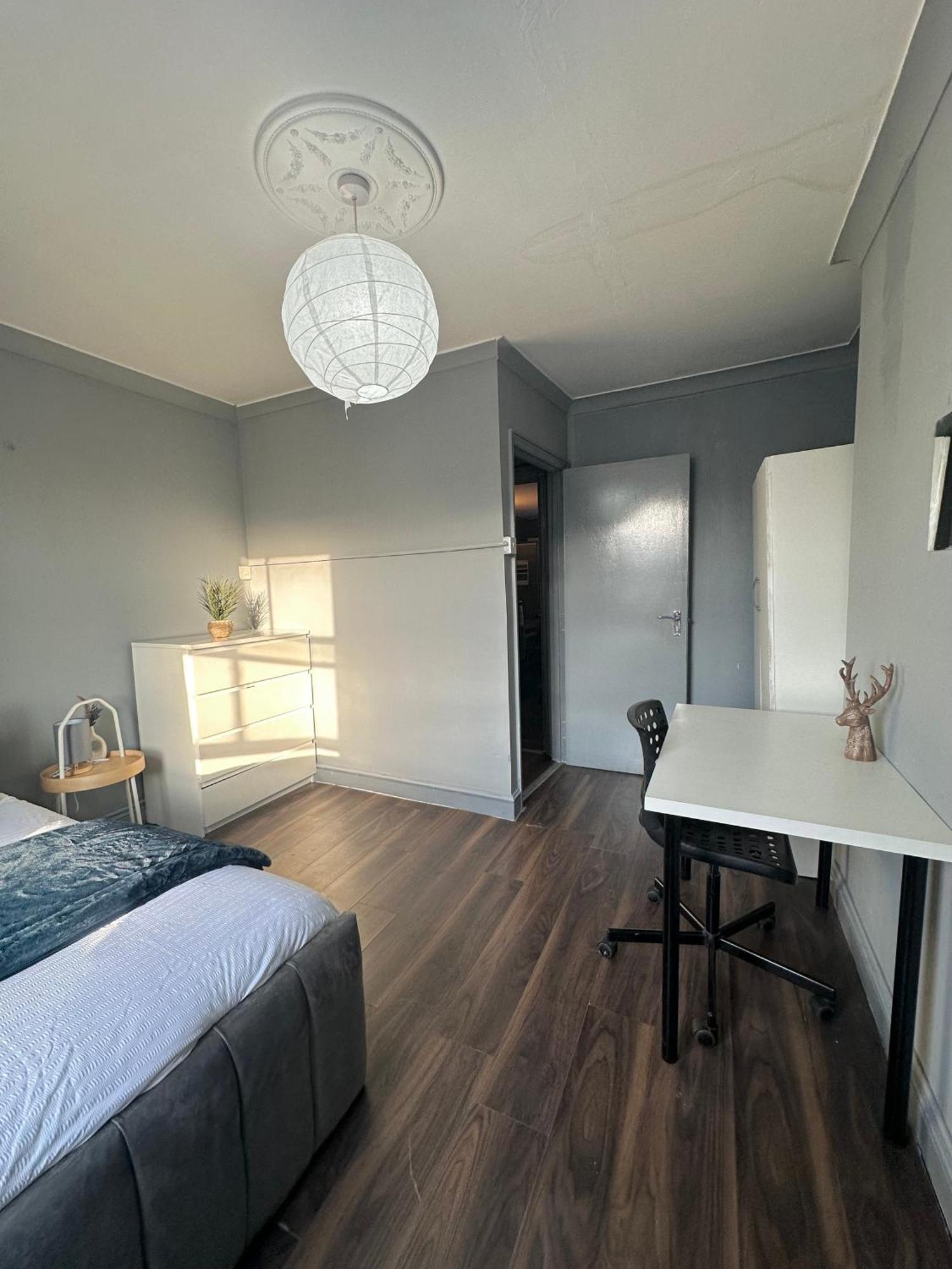 Luxury Room In A 4 Bedroom Flat! 4 Minutes Walk To Kingscross, St Pancras Londra Dış mekan fotoğraf